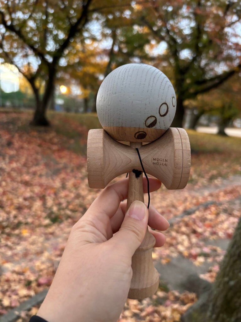 Kendama in fall-001